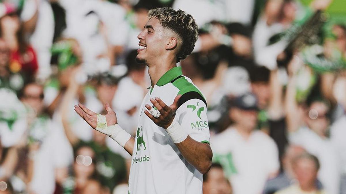 Un triplete de Zabiri da la victoria al Racing ante un Elche de menos a más