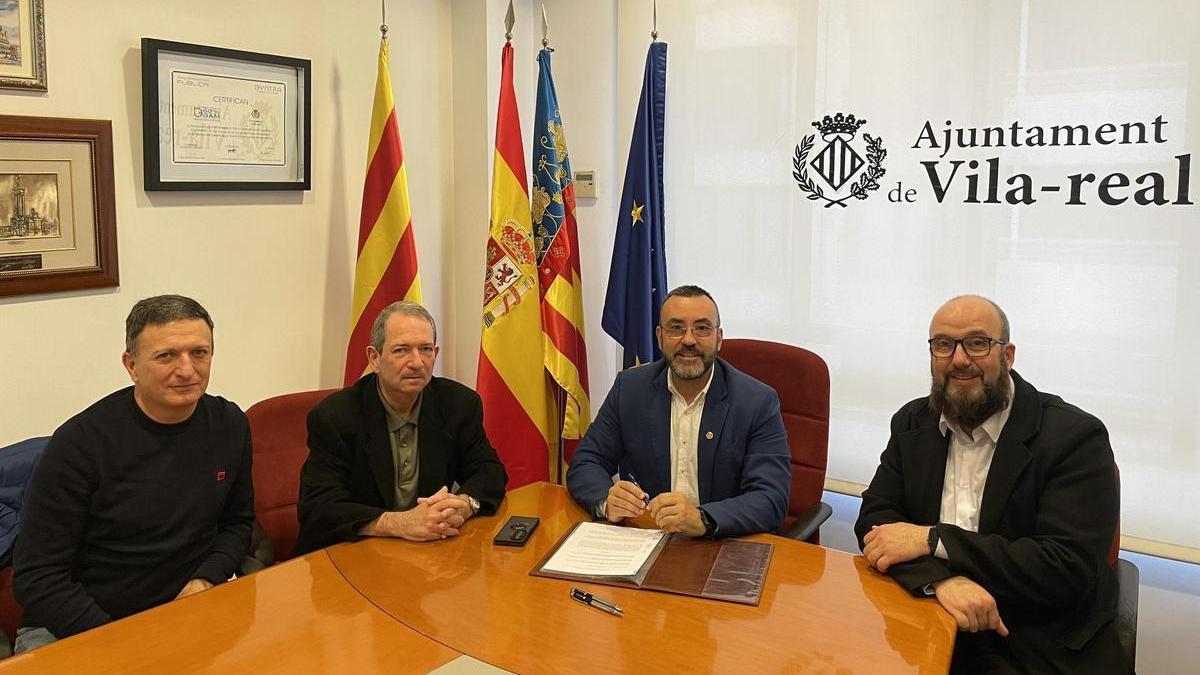 Los sobrinos y herederos del artista, Antonio Carlos y José Vicente Llorens; el alcalde de Vila-real, José Benlloch, y el concejal de Museos, Santi Cortells, durante la firma del acuerdo.