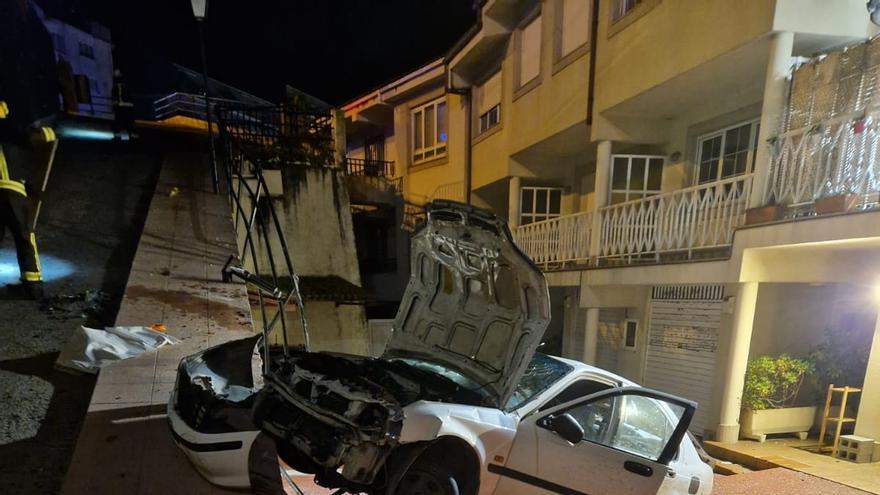 Aparatoso accidente en Sada: los ocupantes de un turismo se dan a la fuga tras precipitarse desde 15 metros de altura