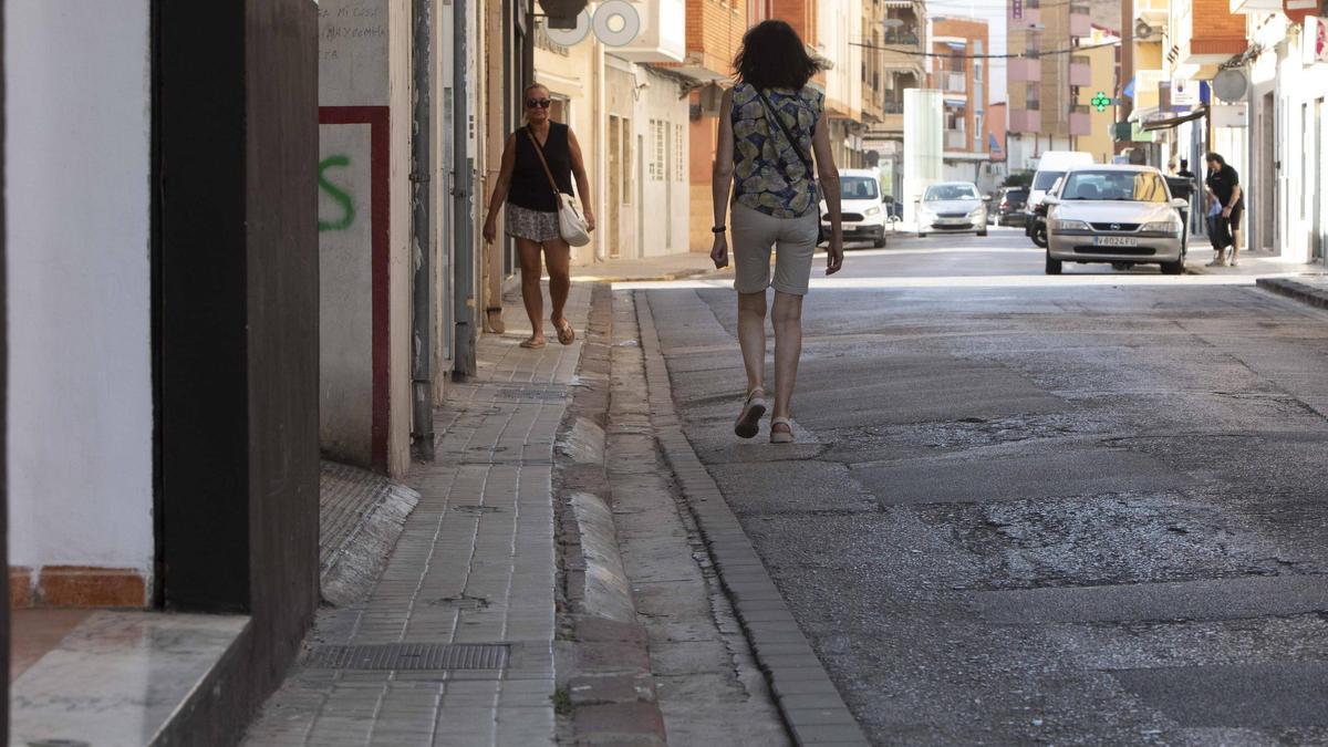 Una calle del Port de Sagunt en mal estado.
