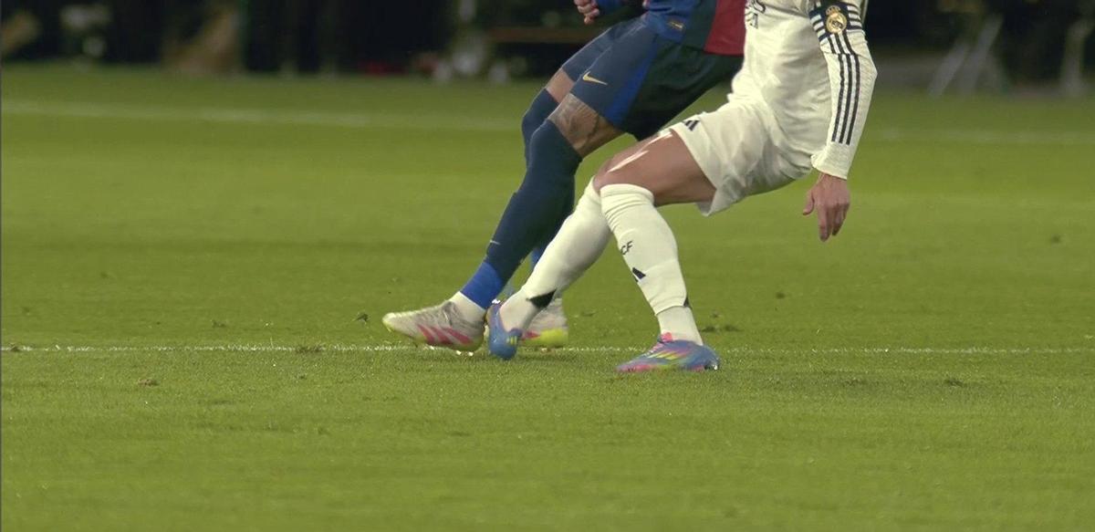 La dura entrada de Lucas Vázquez a Raphinha