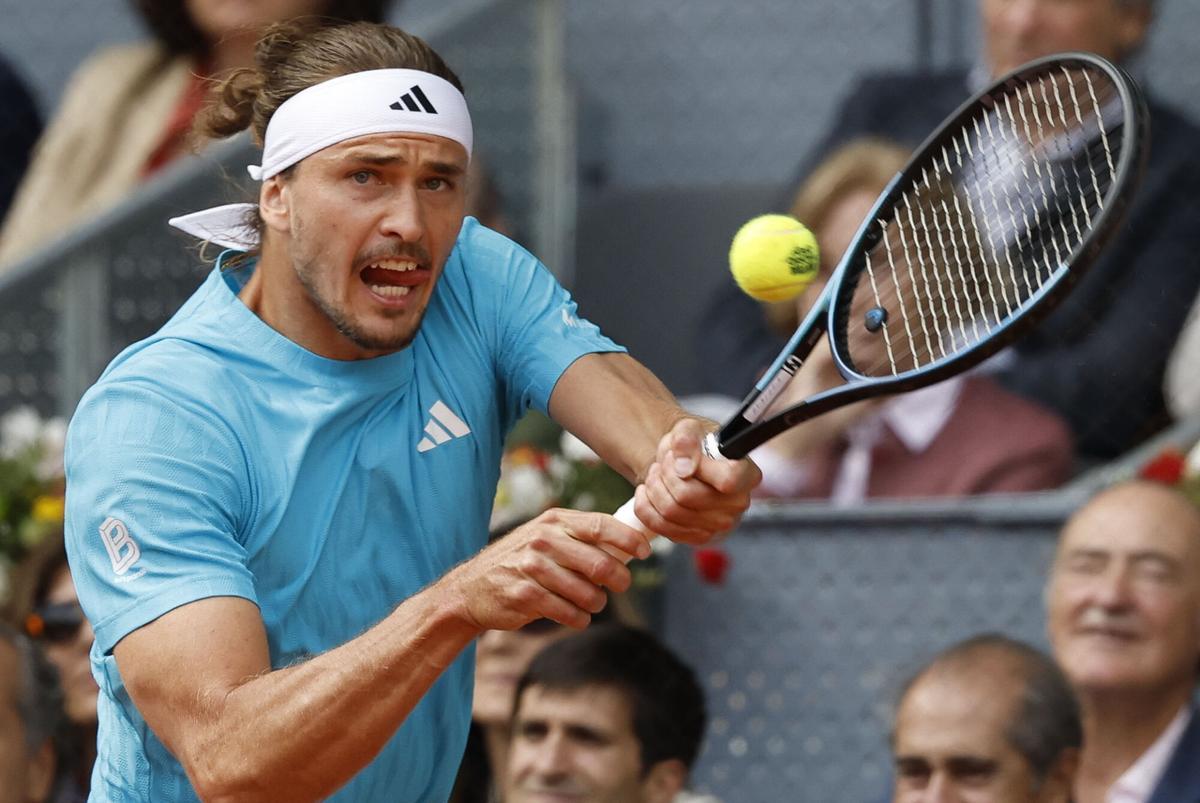 El tenista alemán Alexander Zverev devuelve una bola al tenista italiano Jannik Sinner, durante el partido de la final individual masculino del torneo Mutua Madrid Open de tenis, este domingo en la Caja Mágica en Madrid.