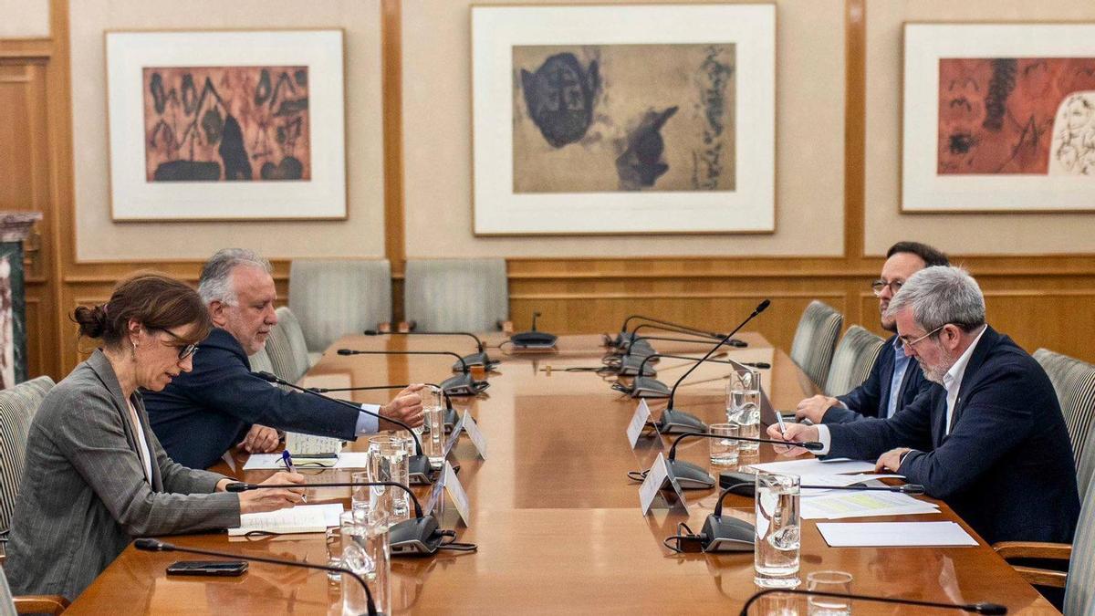 Los ministros de Sanidad y Política Territorial, este jueves, con el presidente de Canarias.