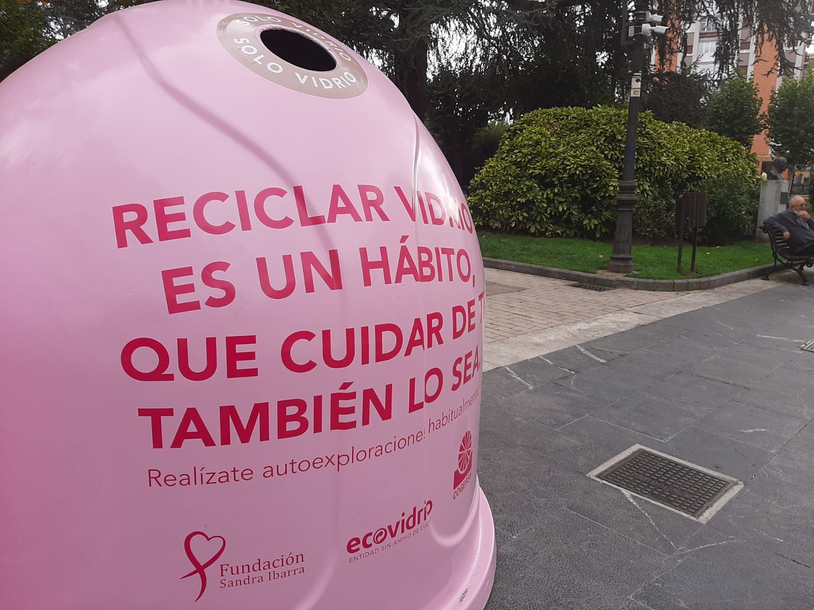 Siero recicla por las mujeres con cáncer de mama: así son los contendedores instalados  en la Pola Y Lugones