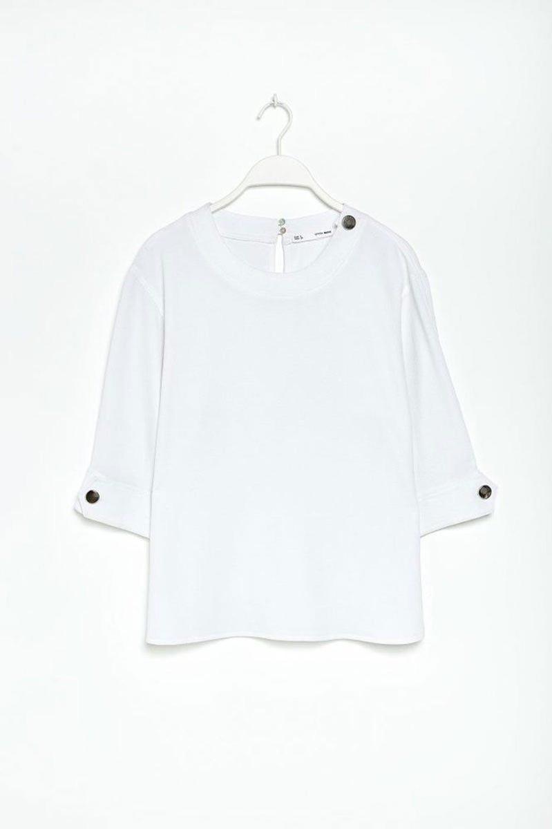 Blusa blanca con botones de Sfera