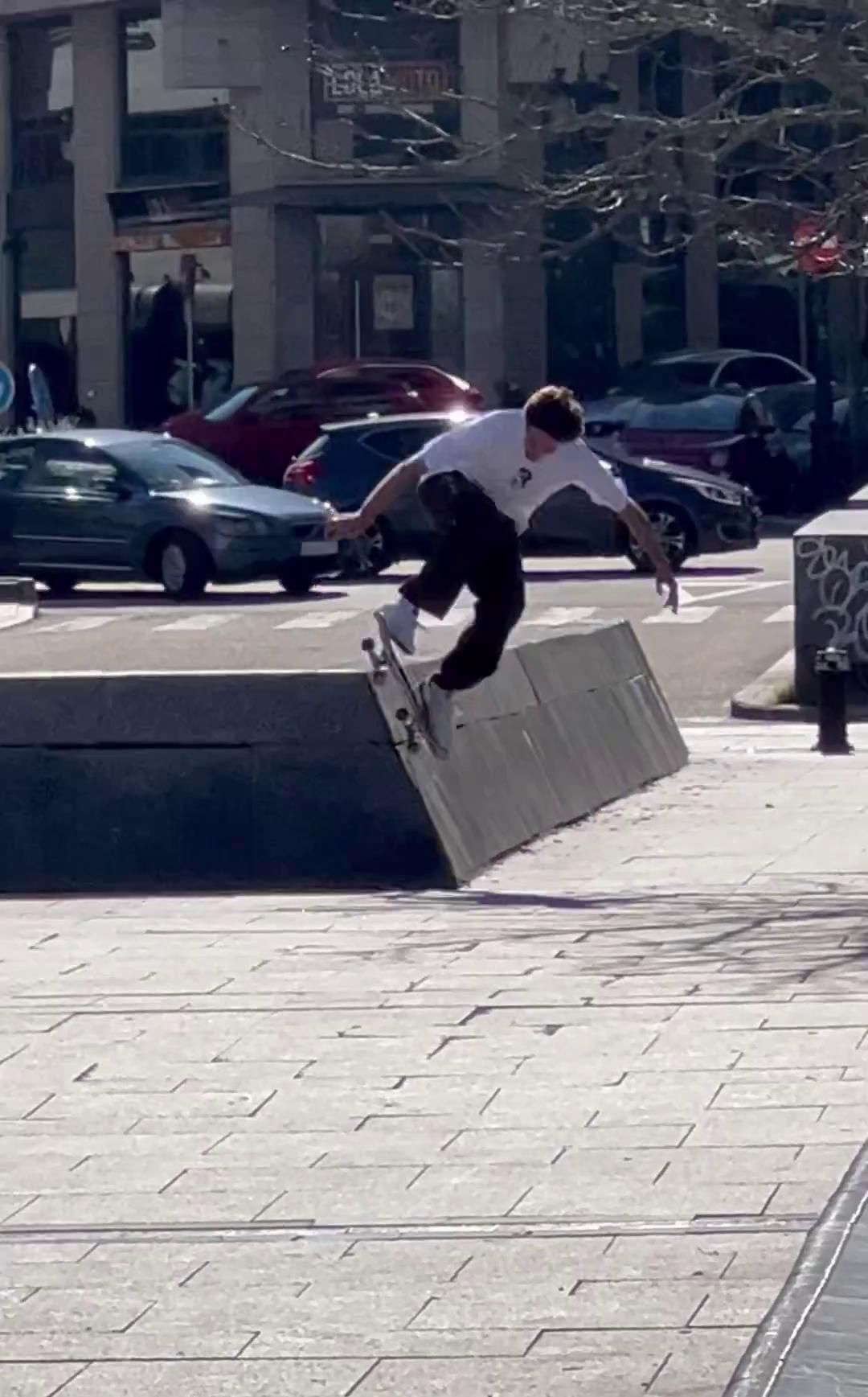 Los 'skaters' internacionales Miles Silvas, Mark Suciu y Mikel Vidal, en Vigo