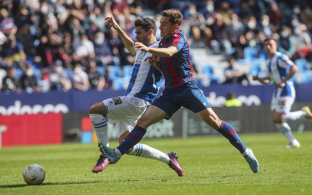 De Frutos pugna un balón con Cabrera.