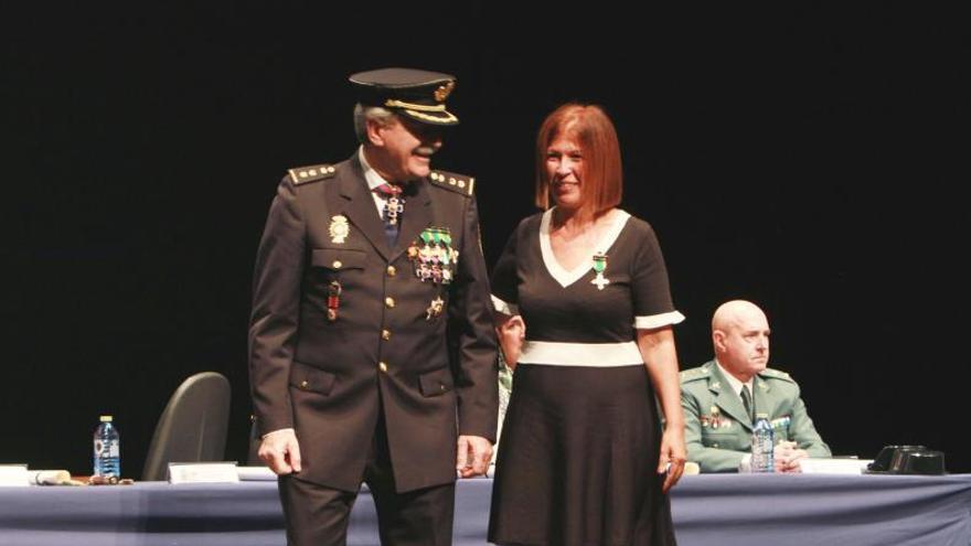 La magistrada Eva Armesto, junto al comisario de Ourense.