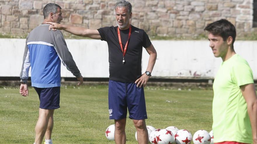 Oli da instrucciones a los jugadores en un entrenamiento