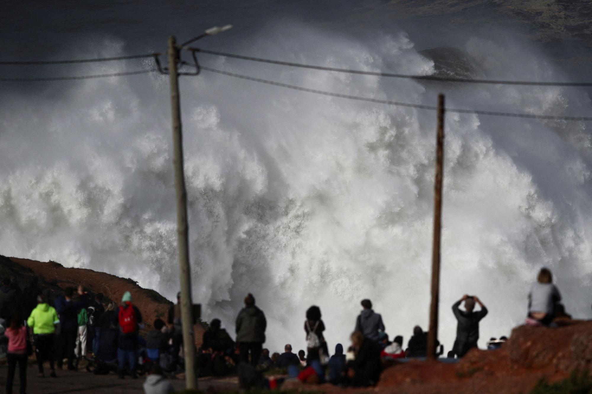 Big wave surf in Pra (142076616).jpg