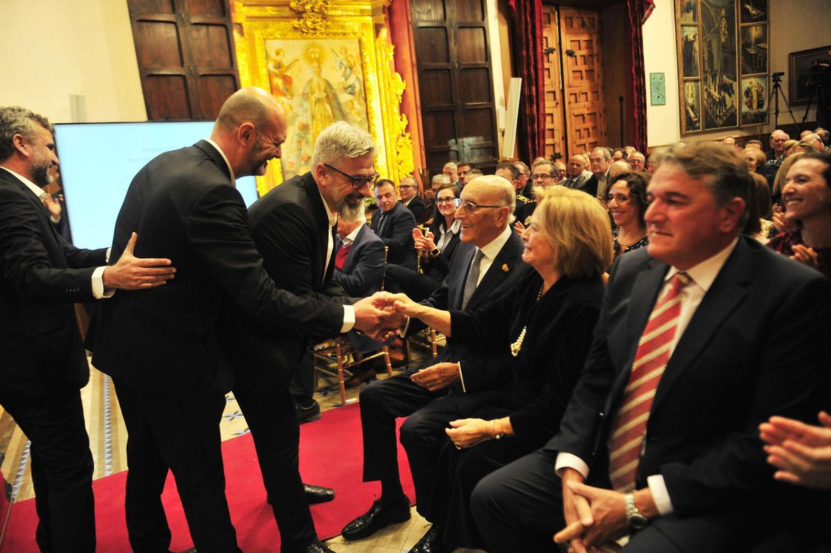 ´Los cantores que interpretaron el ternari saludan a la mujer de Antonio Serrano, Tula Mora