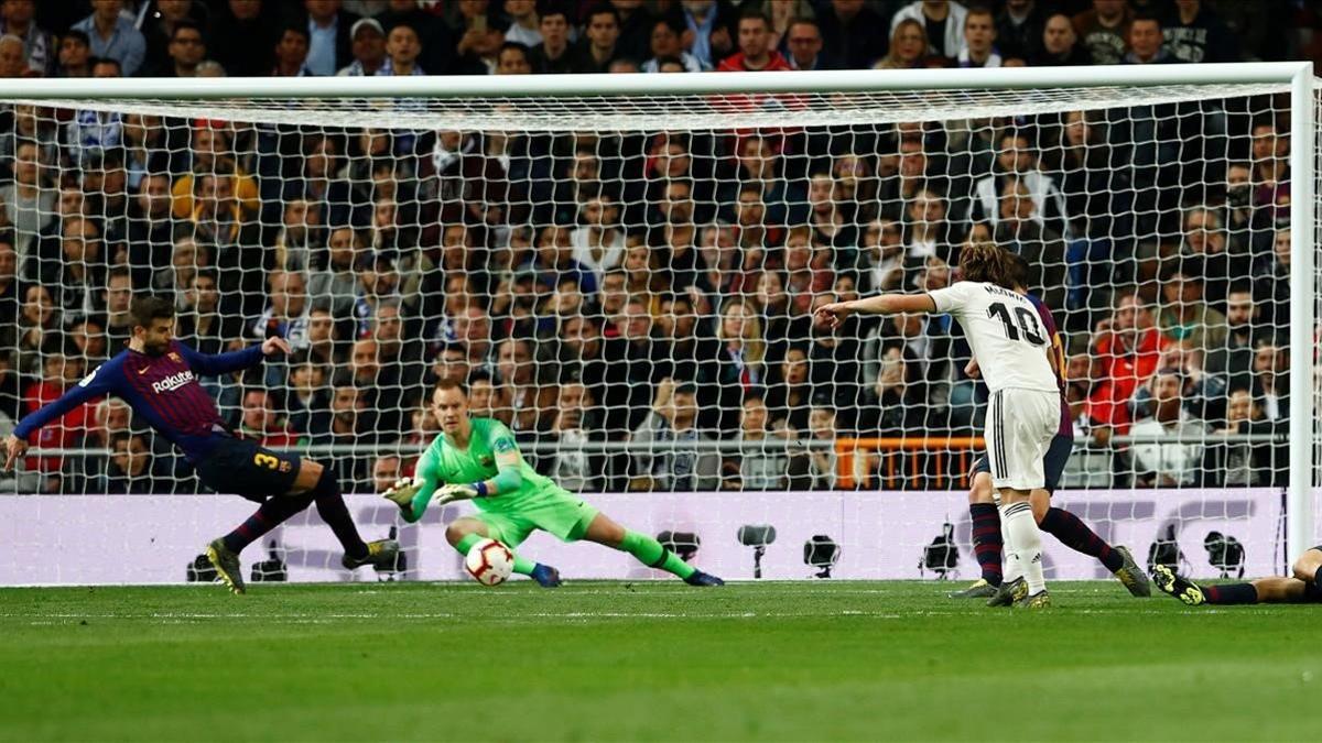 Piqué frustra el disparo peligroso de Modric justo antes del 0-1 de Rakitic.