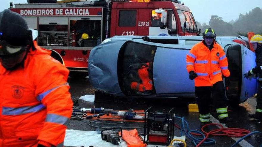 Dispositivo de emergencia en un accidente en la vía rápida. // I.Abella