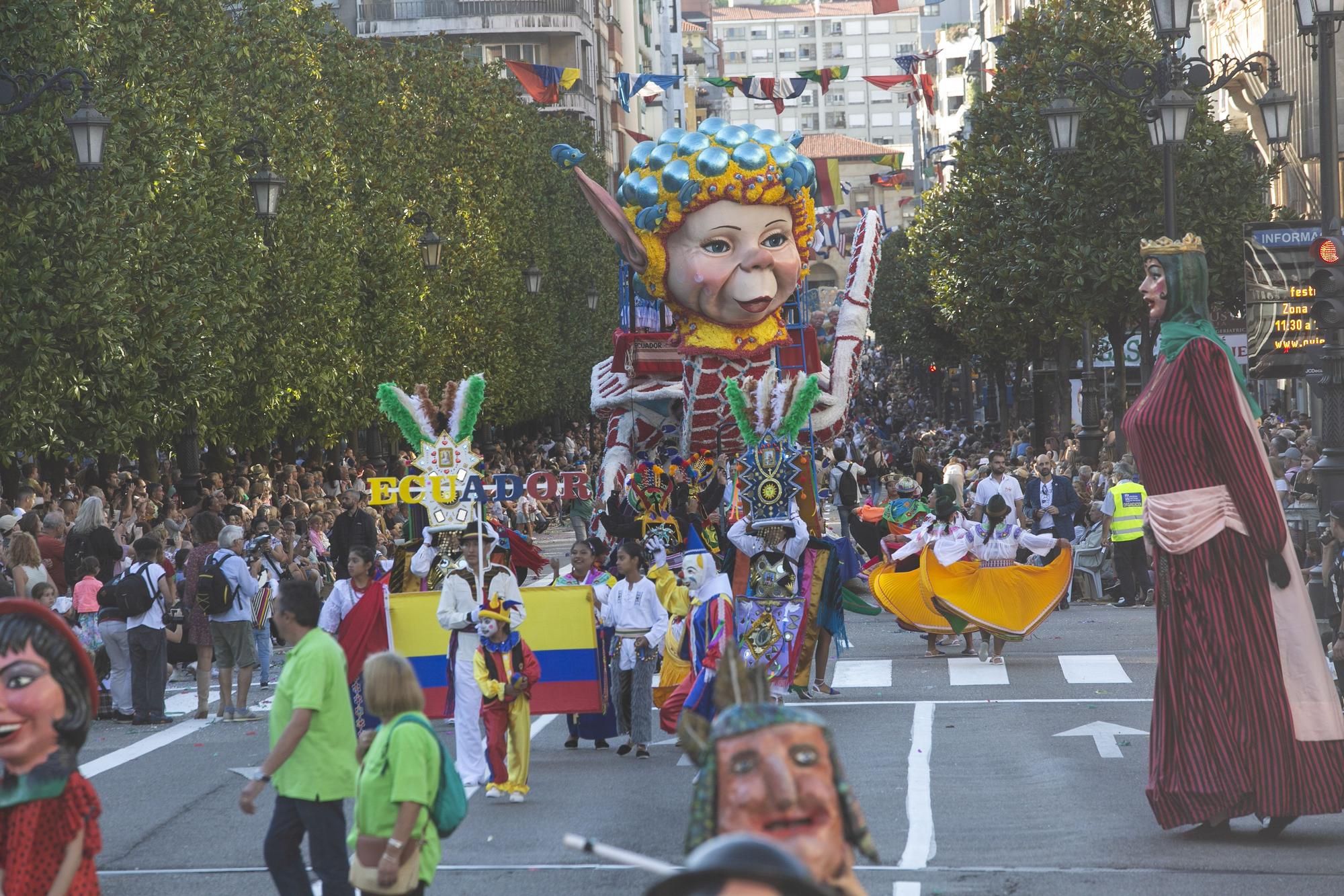 En Imágenes: El Desfile del Día de América llena las calles de Oviedo en una tarde veraniega