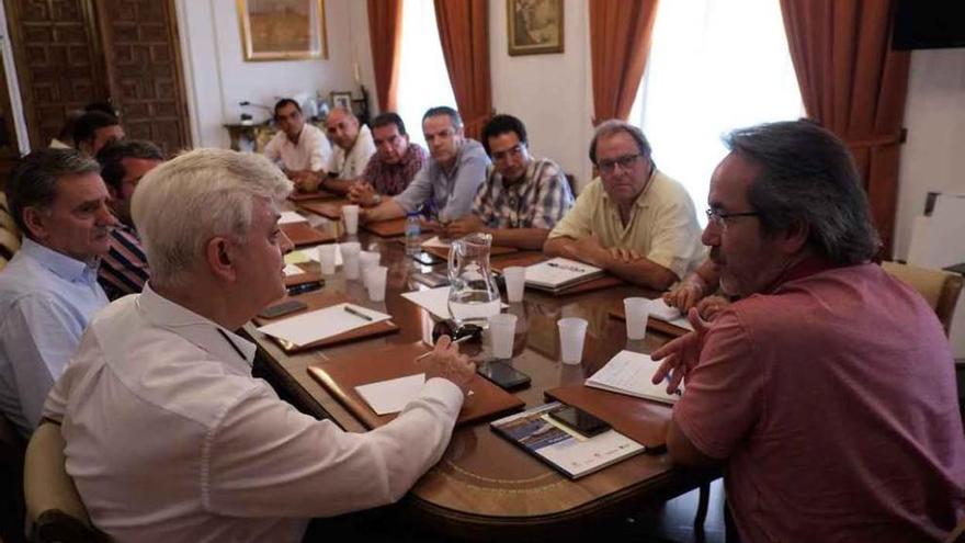 Empresarios y comerciantes durante la reunión de ayer en el Ayuntamiento.