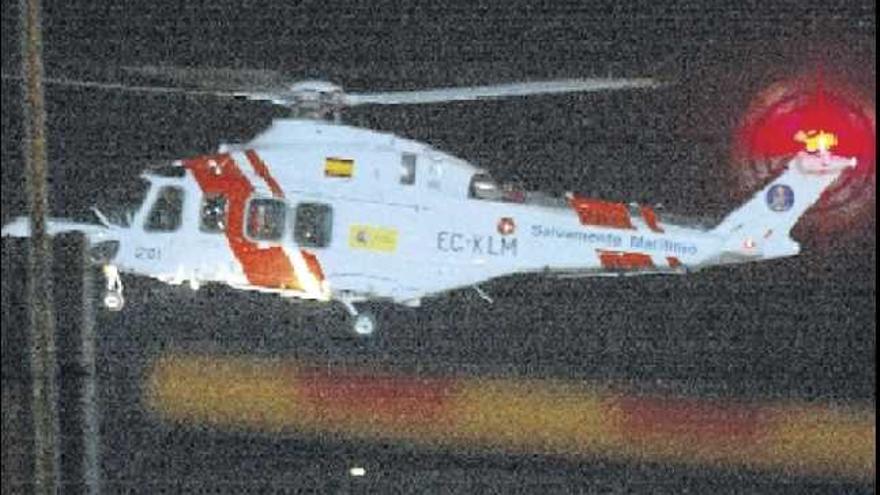 Momento en que el helicóptero de Salvamento Marítimo aterrizó anoche en El Altet