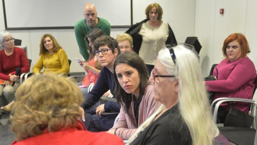Irene Monteno, en el centro, escucha las reivindicaciones de una trabajadora en el Centro de Congresos