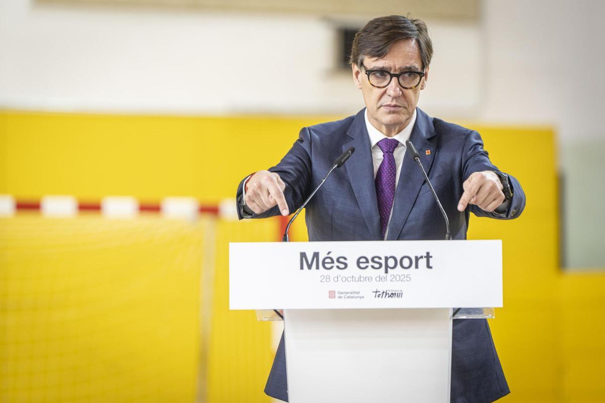 El president Illa, durante su comparecencia en Esplugues para presentar el plan de choque para el mantenimiento de los equipamientos deportivos de Catalunya.