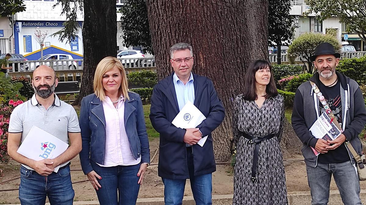 Los candidatos de los distintos partidos, con la directora de la Radio Municipal, María Jesús Queimaliños (2ªd.).