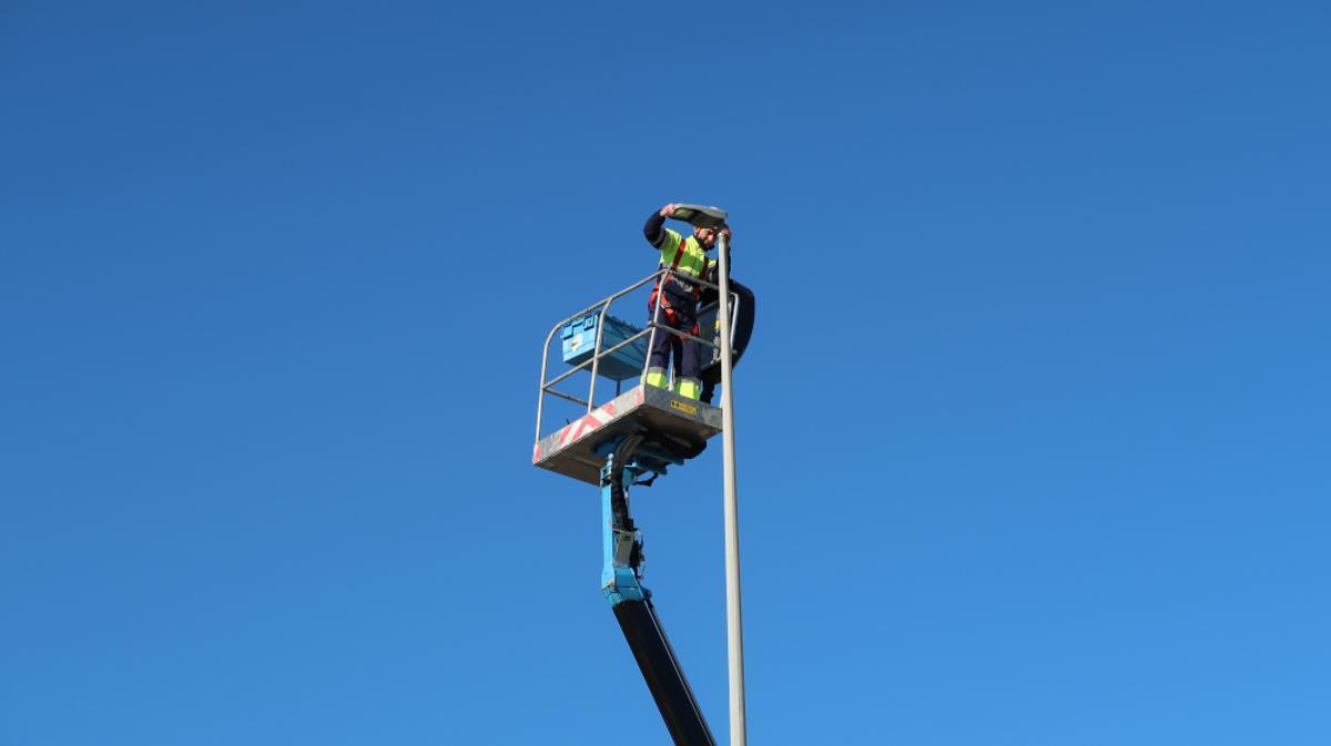 Comença la substitució de tots els punts de llum de la via pública de Gavà per leds Comença la substitució de tots els punts de llum de la via pública de Gavà per leds