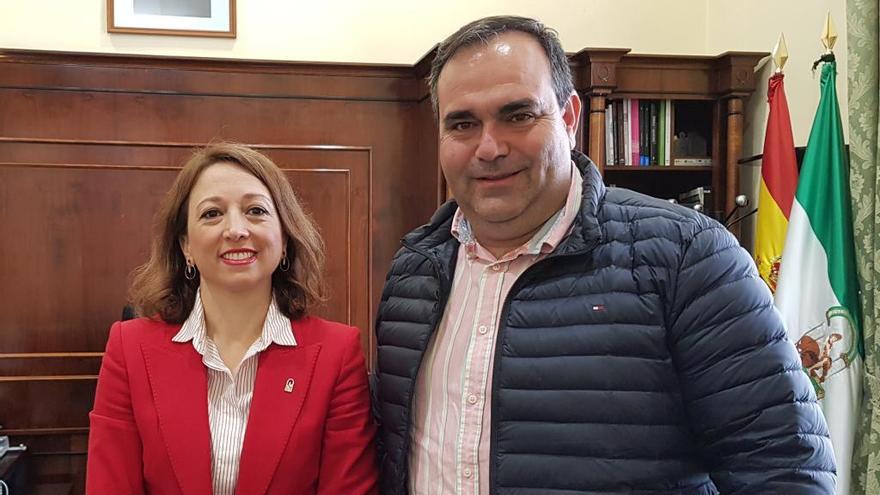 La delegada de la Junta, Patricia Navarro, y el alcalde de Pizarra, Félix Lozano.