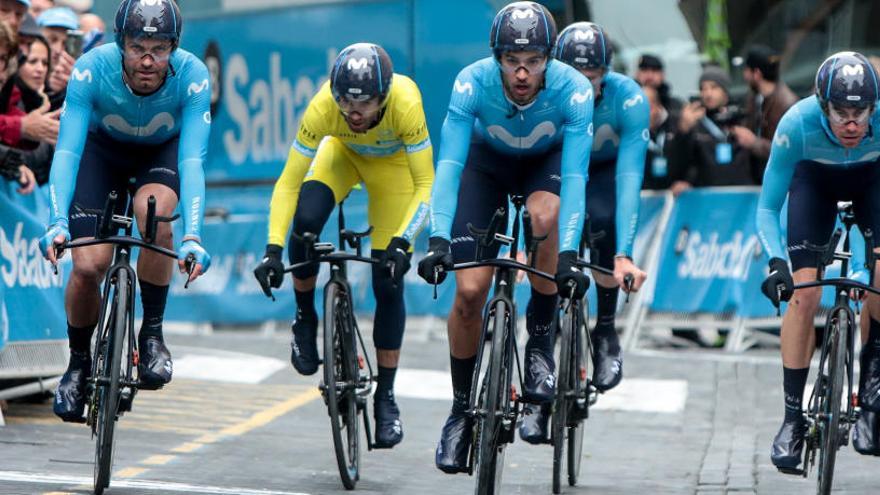 El equipo Movistar con el maillot amarillo de la Volta Alejandro Valverde