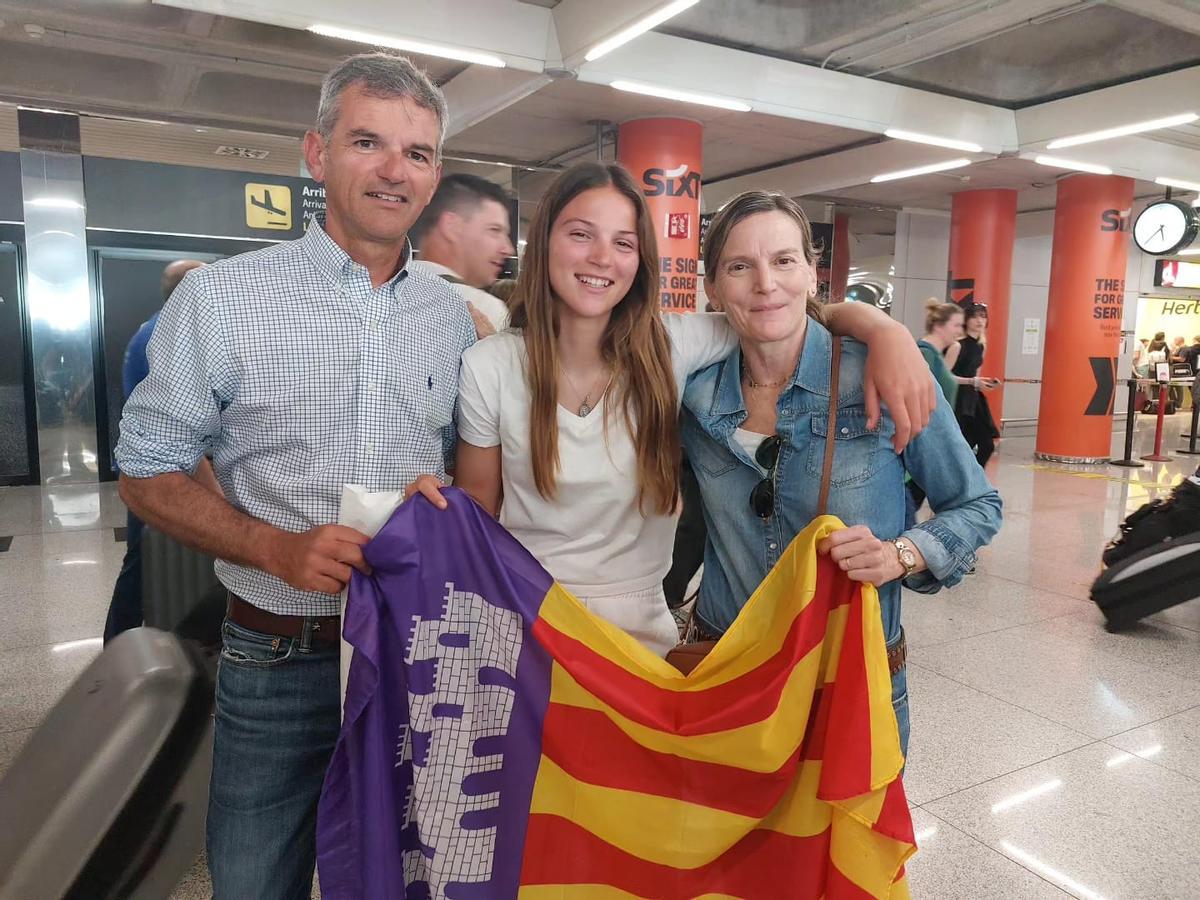 Gabriela Morell posa con sus padres en Son Sant Joan.