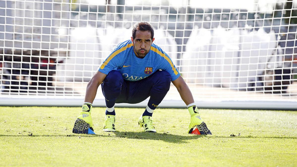 Claudio Bravo, en el entrenamiento del Barça de este viernes.