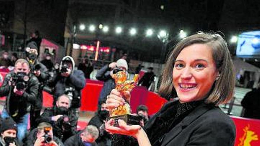 Carla Simón, amb el premi al festival de Berlín. | EFE
