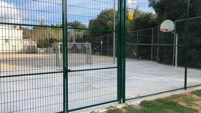 La pista poliesportiva tancada.