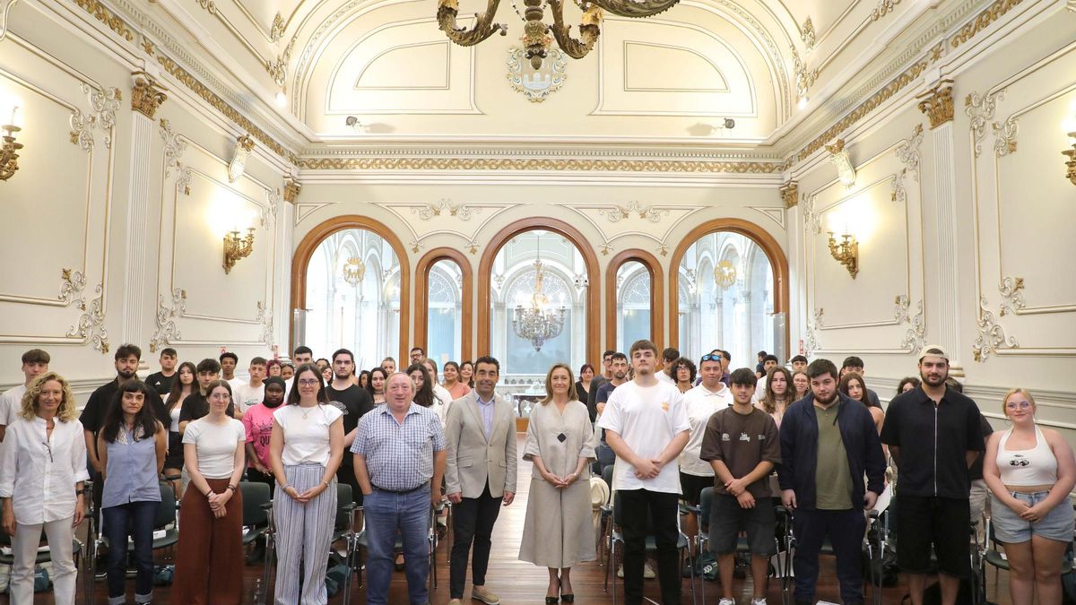 El presidente provincial, Luis López, y la vicepresidenta Luisa Sánchez se reunieron con los beneficiarios del Erasmus+.