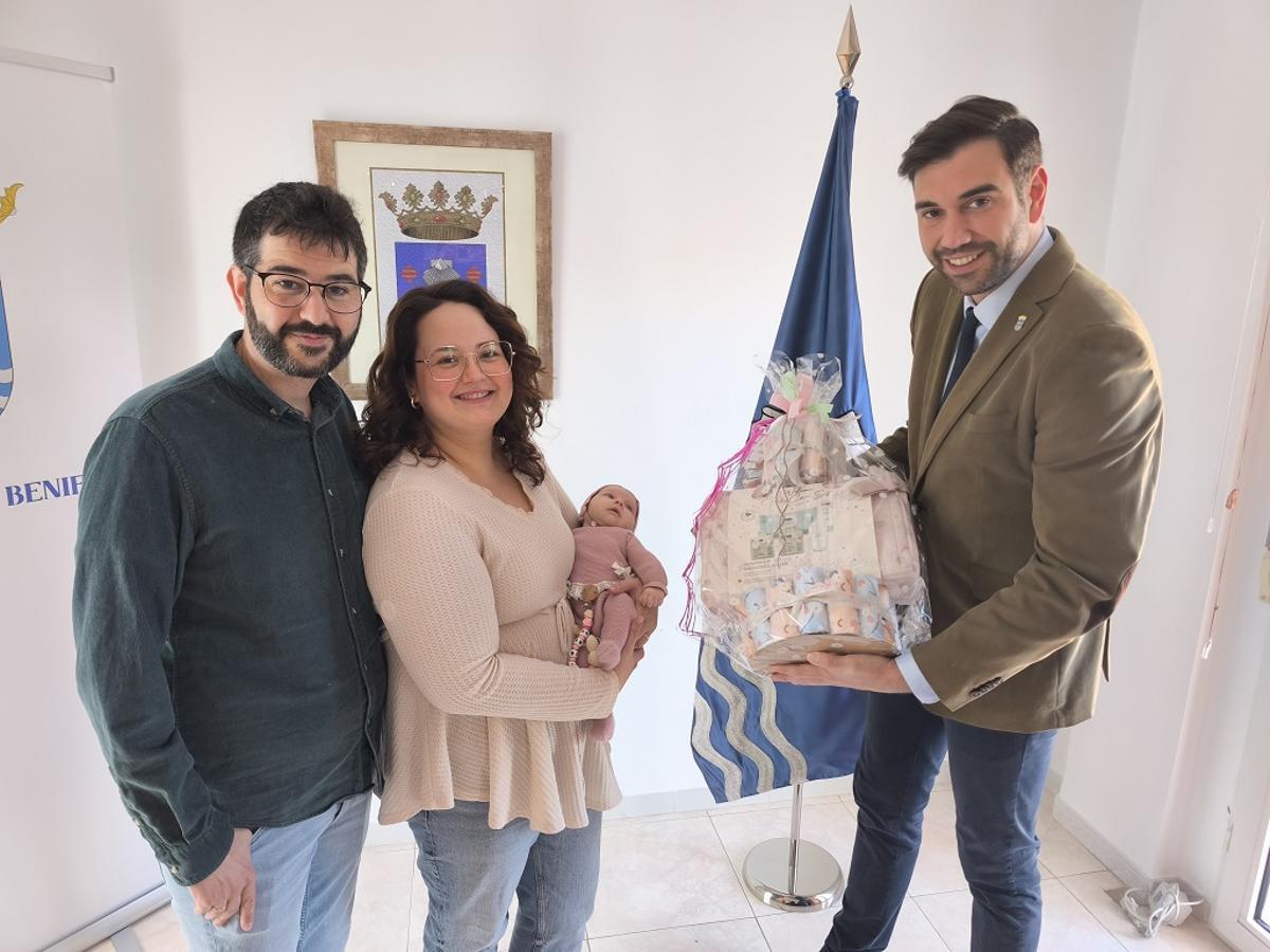 El alcalde, Borja Gironés, entrega la cesta a una familia con el bebé