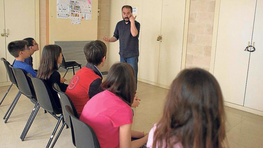 Los niños realizan actividades especiales una vez a la semana en el Polivalente de Carrús.