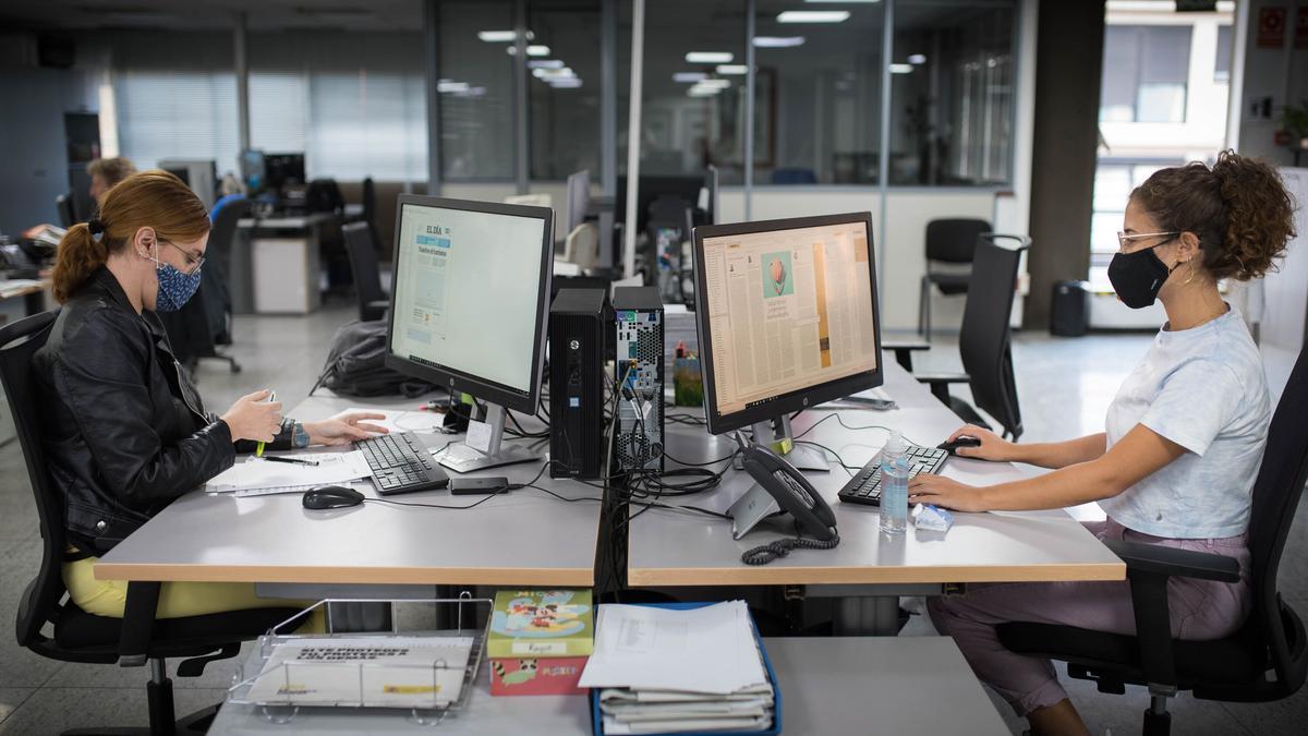 María José Fariña (izqd.) y Natacha Rodríguez, de la sección de Diseño de EL DÍA.