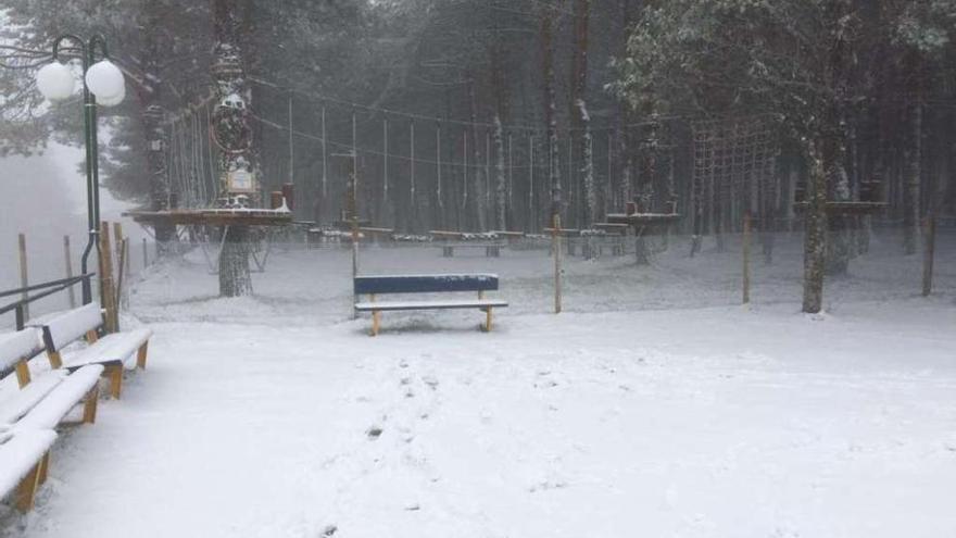 La nieve cuajó en Cabeza de Manzaneda. // TVG