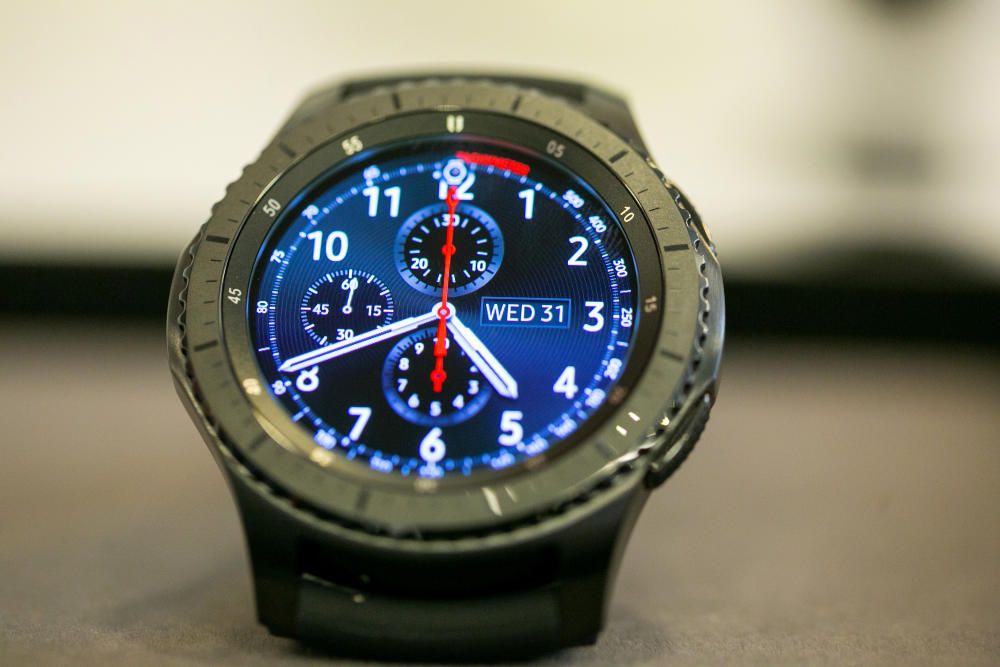 La tecnológica coreana Samsung presentó hoy en Berlín su nuevo reloj inteligente, el Gear S3, circular y en acero.