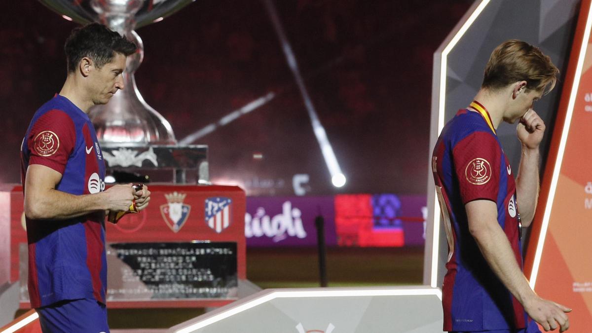 Lewandowski y De Jong, tras recoger la medalla de subcampeones de la Supercopa de España en Riad.