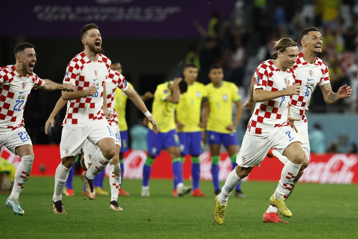 GR5330. RAYÁN (CATAR), 09/12/2022.- Jugadores de Croacia celebran al ganar la serie de penaltis hoy, en un partido de los cuartos de final del Mundial de Fútbol Qatar 2022 entre Croacia y Brasil en el estadio Ciudad de la Educación en Rayán (Catar). EFE/ José Méndez