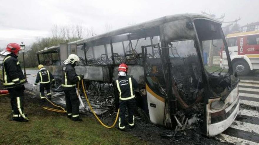 Estado en el que quedó el autobús escolar tras el incendio. / efe