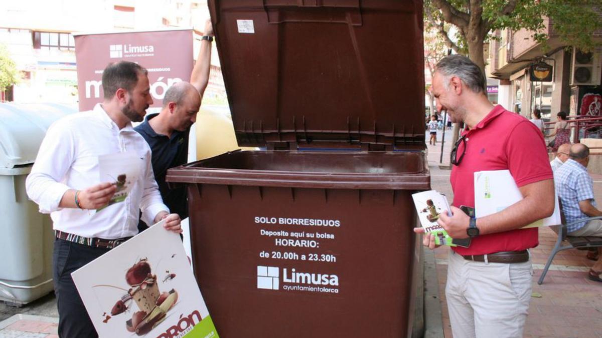 Morale y responsables de Limusa examinan un nuevo contenedor. | P.W.