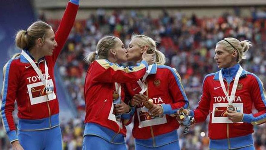 Las atletas rusas Rizhova y Gúschina, indignadas por la reacción de los medios a su beso