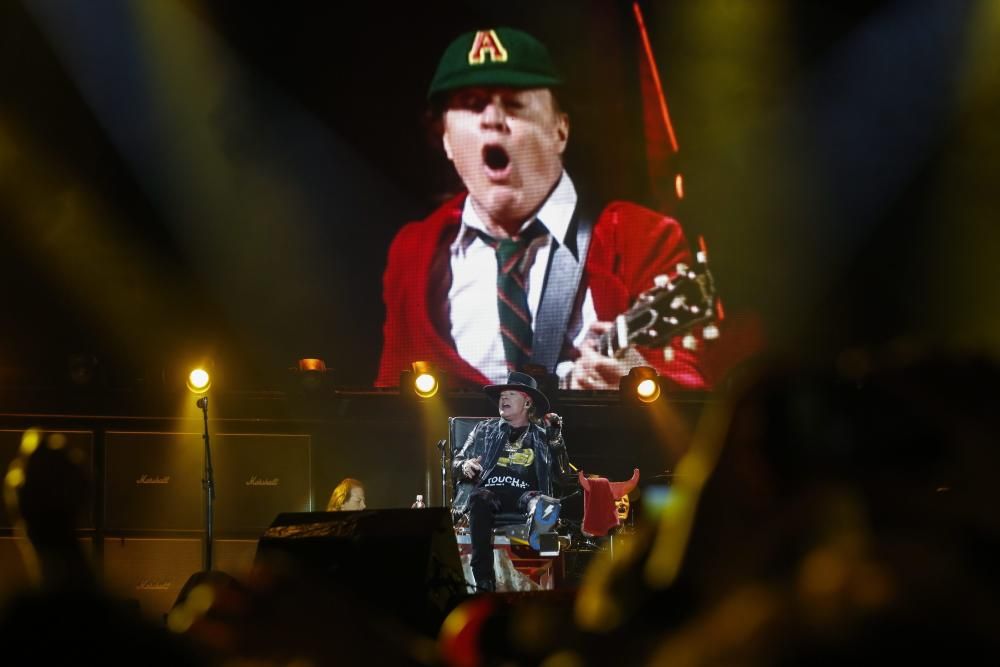 Axl Rose se estrena como vocalista de AC/DC en Lisboa.