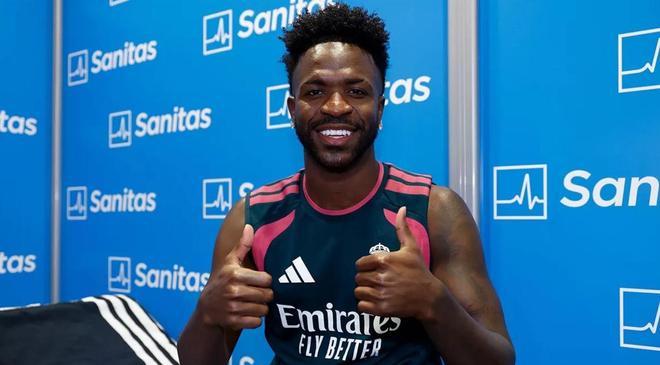 Vinícius regresa con perfil discreto, buena cara y silencio mientras su futuro sigue en el aire