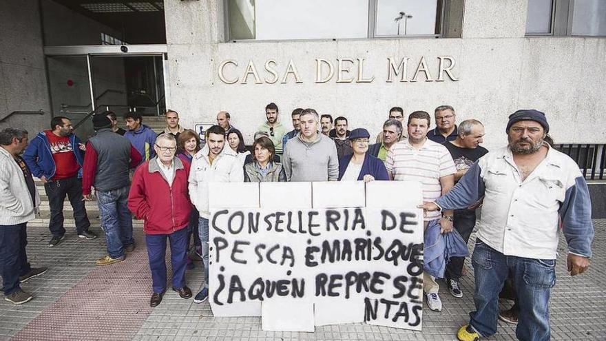 Imagen de la concentración de mariscadores de ayer en la Casa do Mar.