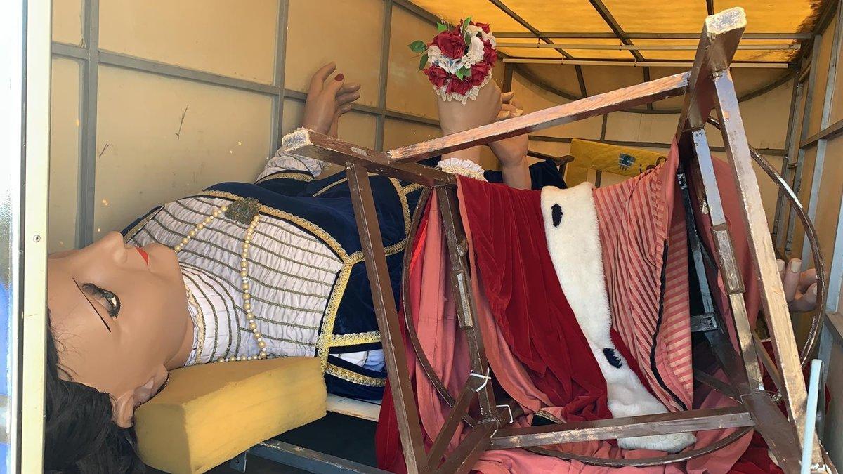 La Teresa y el Salvador, los gigantes de El Vendrell recuperados dentro de su remolque en una carretera de Castellón.