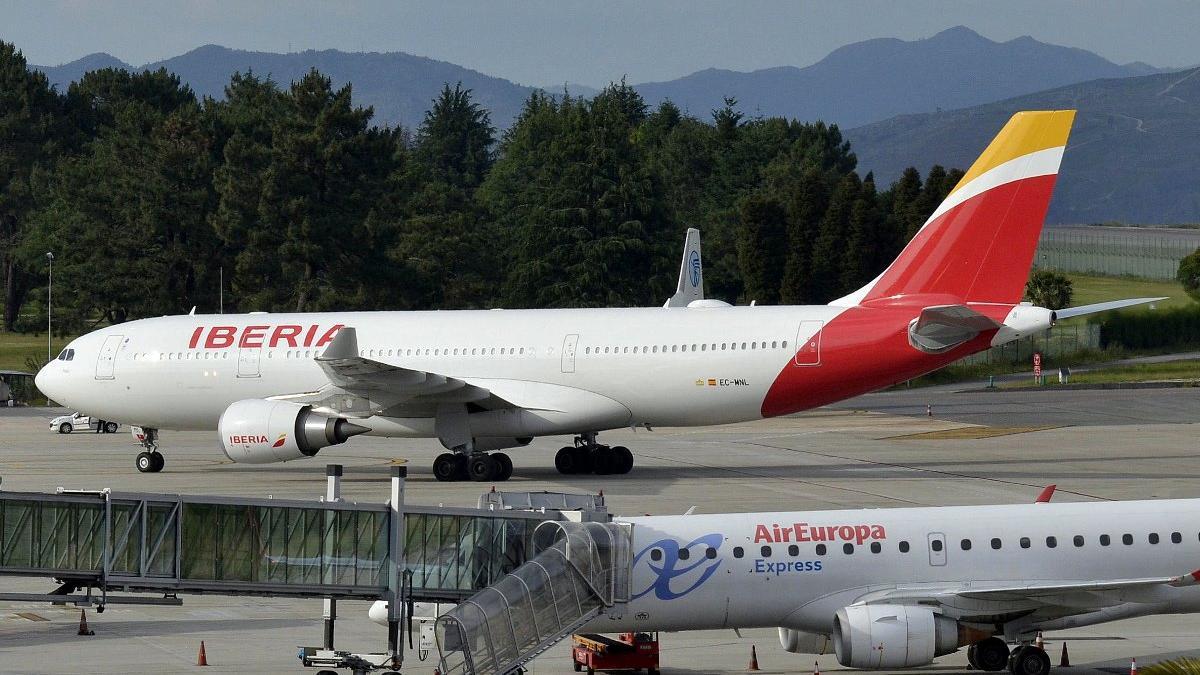 Imagen de archivo de un Airbus 330 de Iberia en el aeropuerto de Vigo.