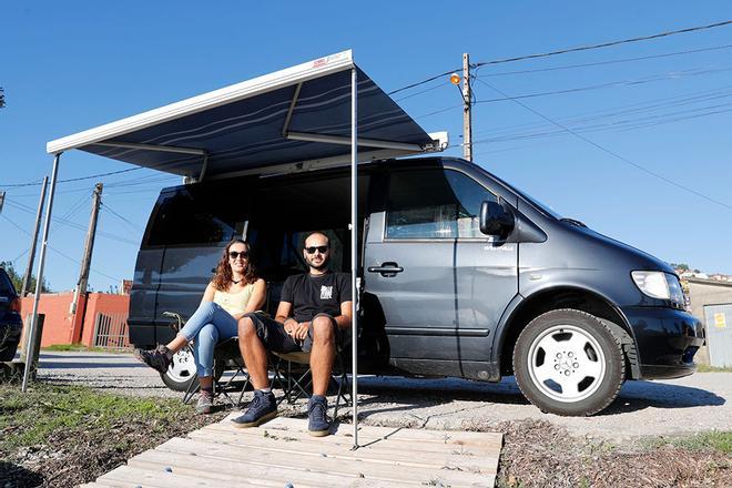 Carlos Cadilla y Lucía Pérez en su furgoneta camper en la playa de Cesantes