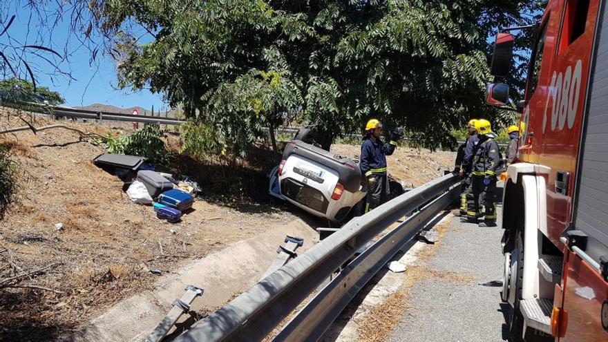 Dos heridos al volcar un coche en la salida del túnel de San José