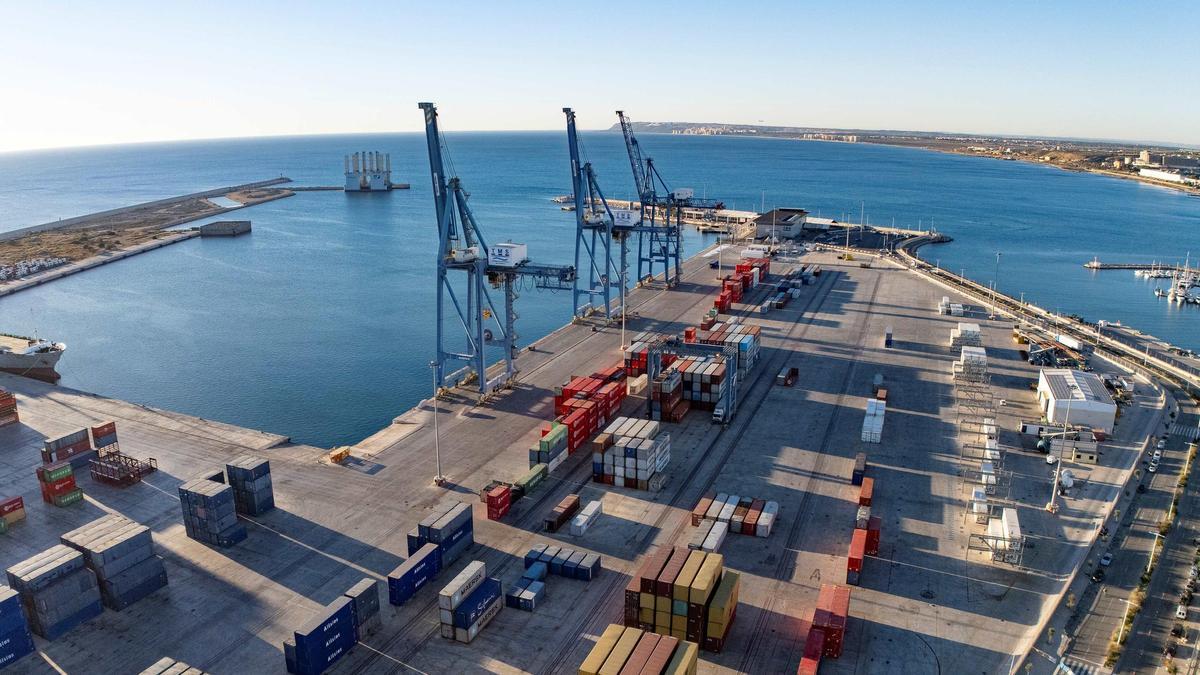 Muelle con contenedores del Puerto de Alicante a vista de dron.
