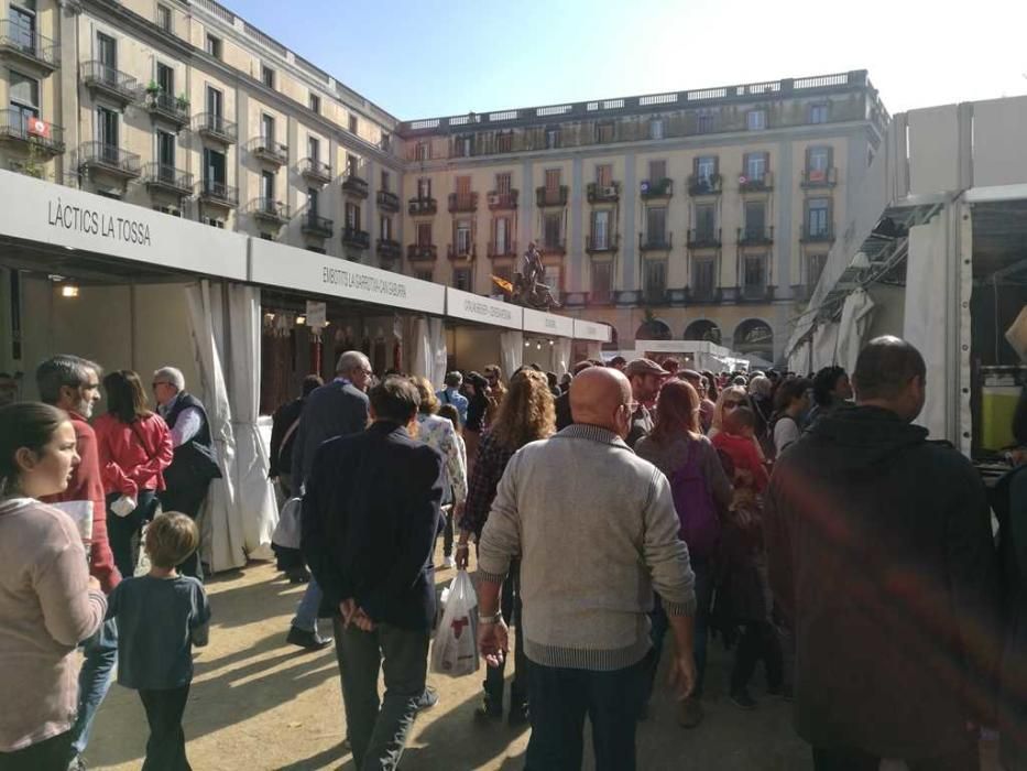 Milers de persones omplen el Barri Vell de Girona per Tots Sants